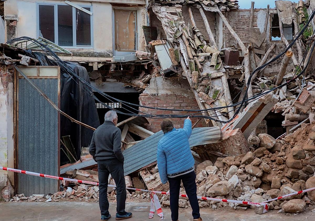 La fachada de una casa deshabitada se derrumba en el centro de Murillo de Río Leza