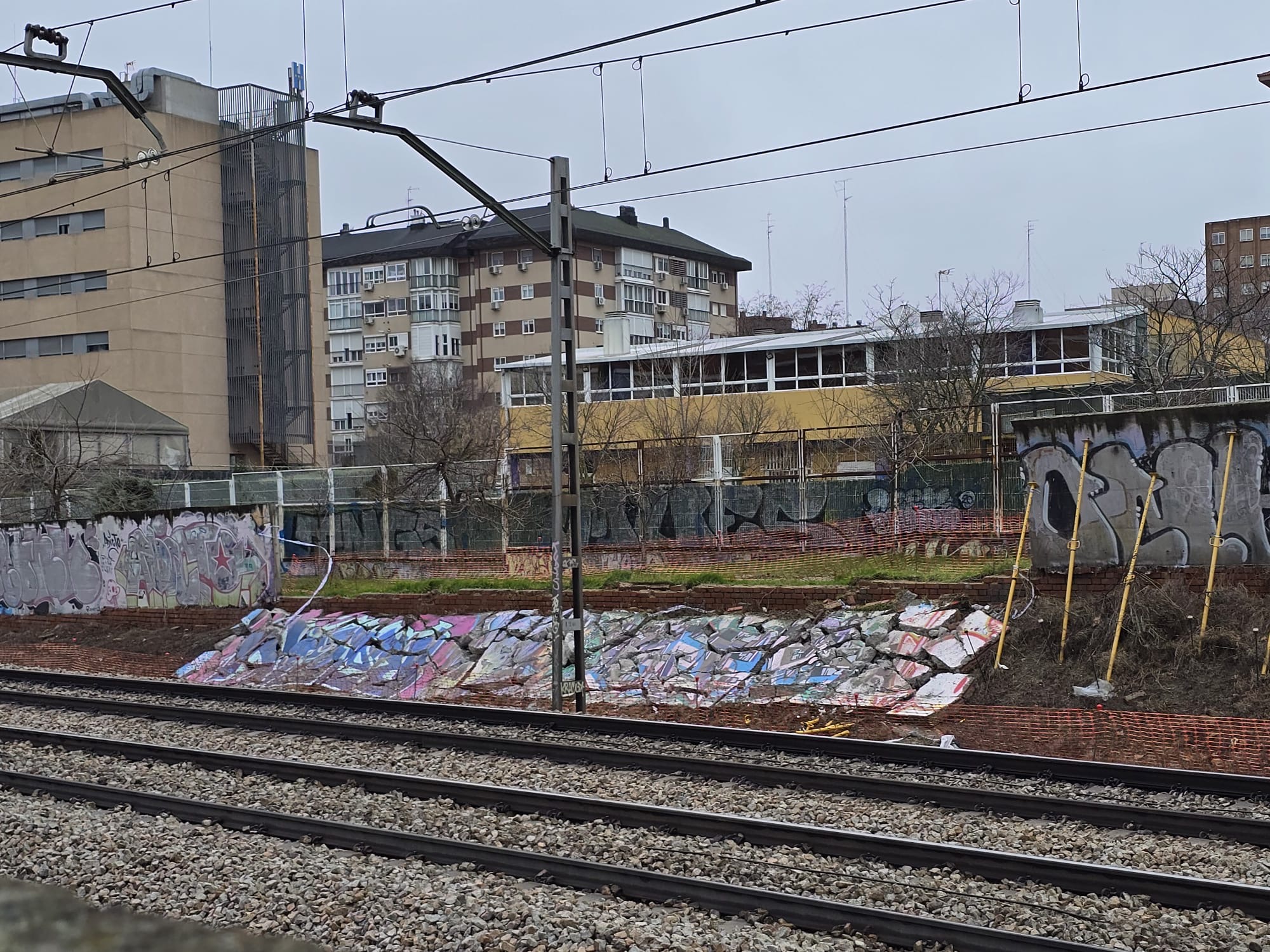 Se derrumba un muro en Fuenlabrada junto a la C-5 de Cercanías