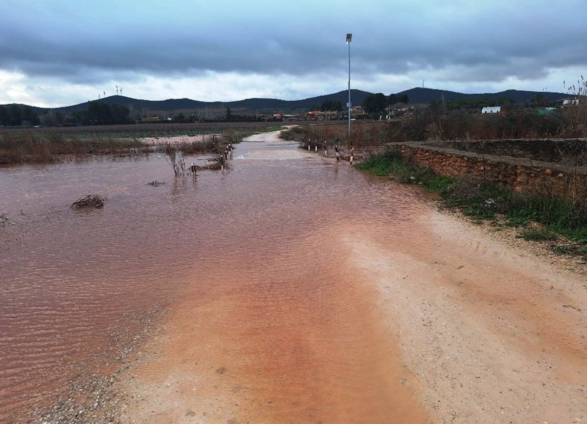 Desbordamiento del arroyo de Alhambra en La Solana corta el paso por el puente de la Casa de la Campana
