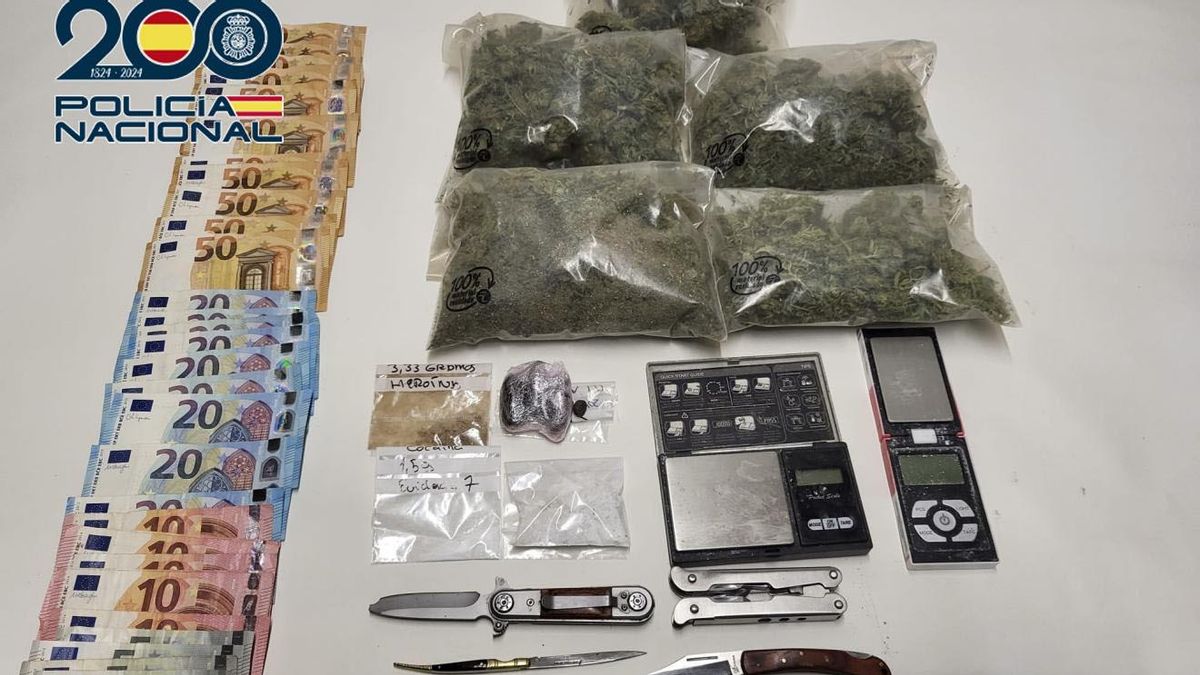 Material y droga incautados en el desmantelamiento de un piso para venta de estupefacientes en León.