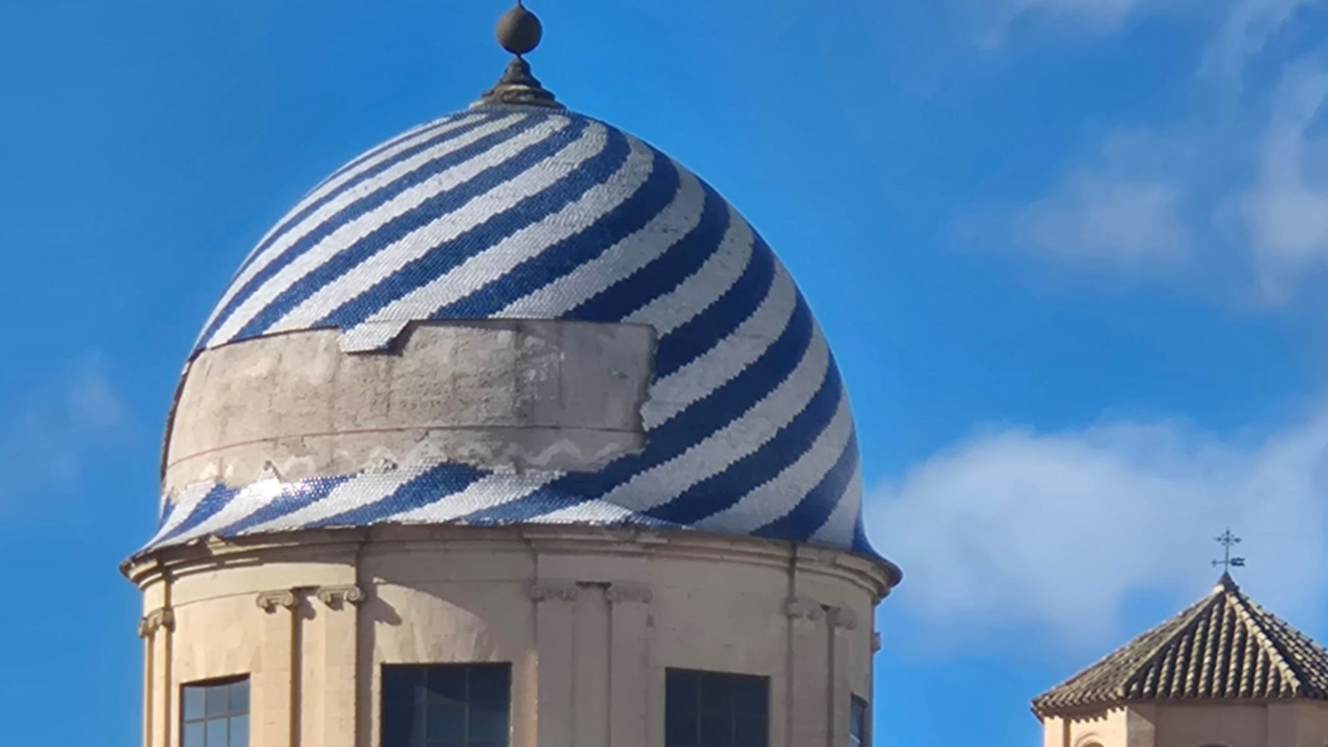 El viento arranca parte de los azulejos de la cúpula de la Basílica de la Purísima de Yecla