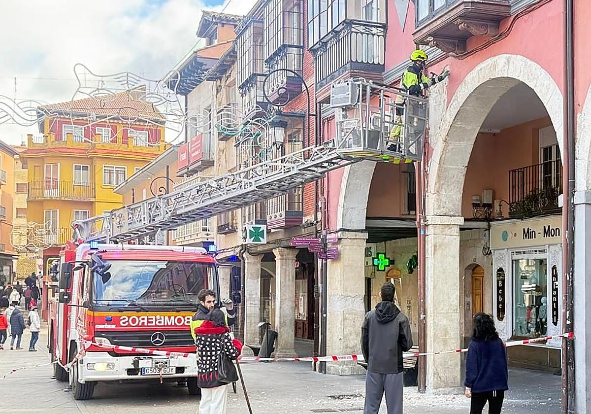 Susto en Aranda al caer un trozo de fachada en plena Plaza Mayor