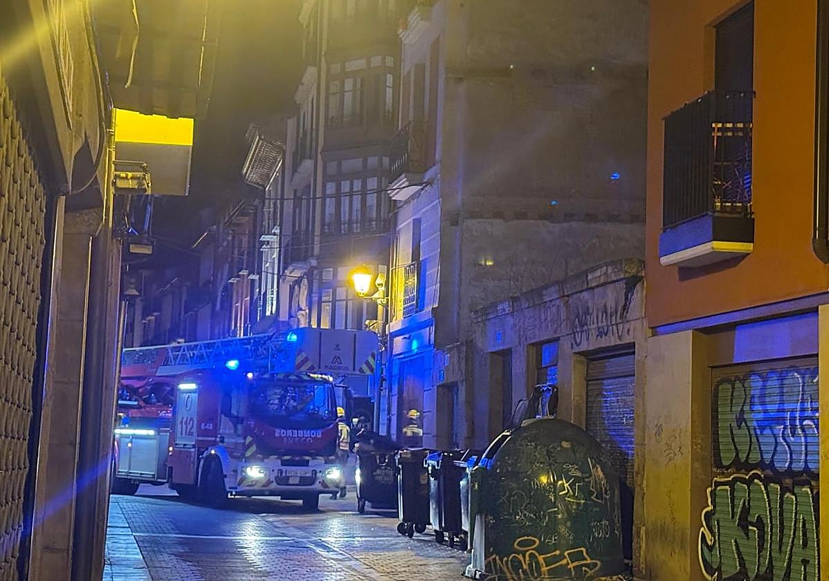 Diez desalojados por un desprendimiento en un edificio okupado de la calle Sagasta