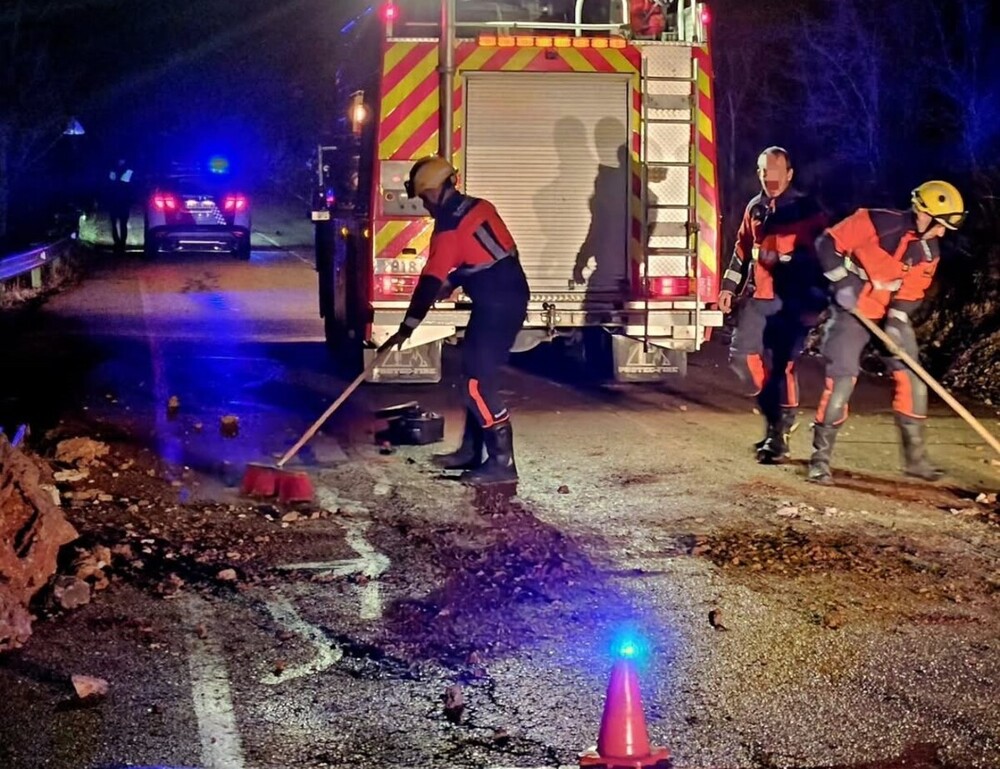 Desprendimiento de piedras en la carretera de Palomera
