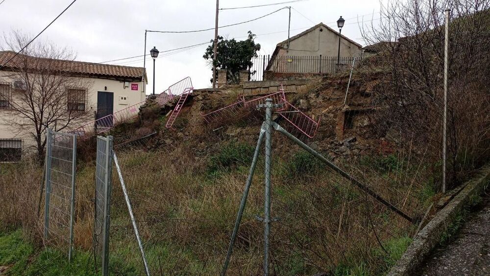 La cuesta de San Jerónimo sufre un desprendimiento de tierras
