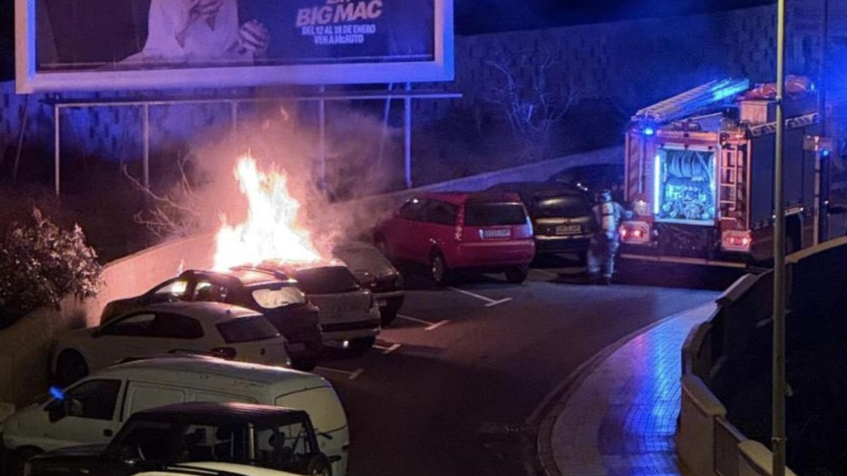 Varios vehículos incendiados en Adeje, Tenerife.