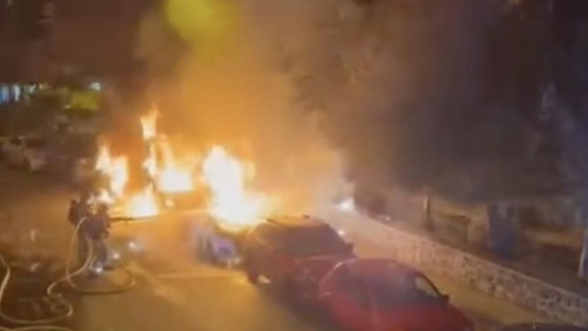 Bomberos, apagando los coches incendiados en Adeje.