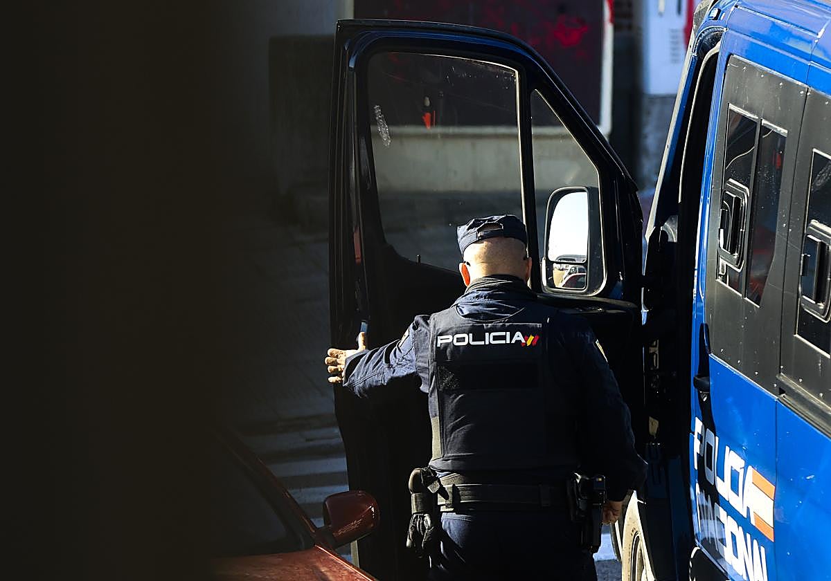 Detenido en Salamanca por robar balizas de hasta 20 vehículos de un garaje