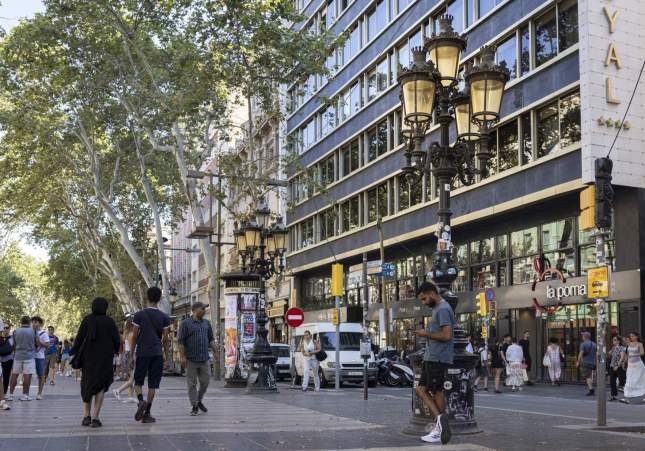 Detenido un ladrón por robar la cadena del cuello de una mujer en plena Rambla de Barcelona