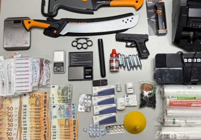 Detenidos en Barcelona con maletero lleno de armas y drogas: pistola, machetes y anabolizantes