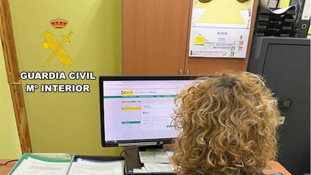 Detienen a un hombre en Alicante por estafar 920 euros a otro en La Bañeza haciéndose pasar por la DGT.