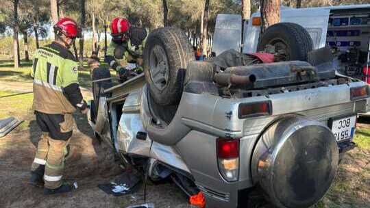 Dos heridos trasladados al Hospital Infanta Elena tras volcar un coche en una finca de Rociana