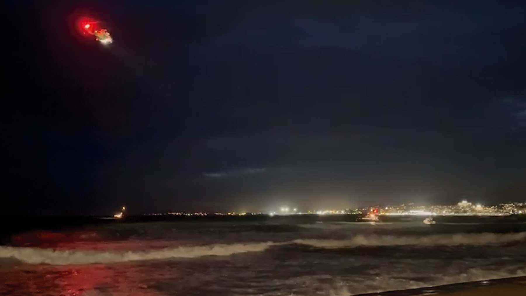 Angustioso rescate de un hombre atrapado en su barco por la mala mar en el Molinar