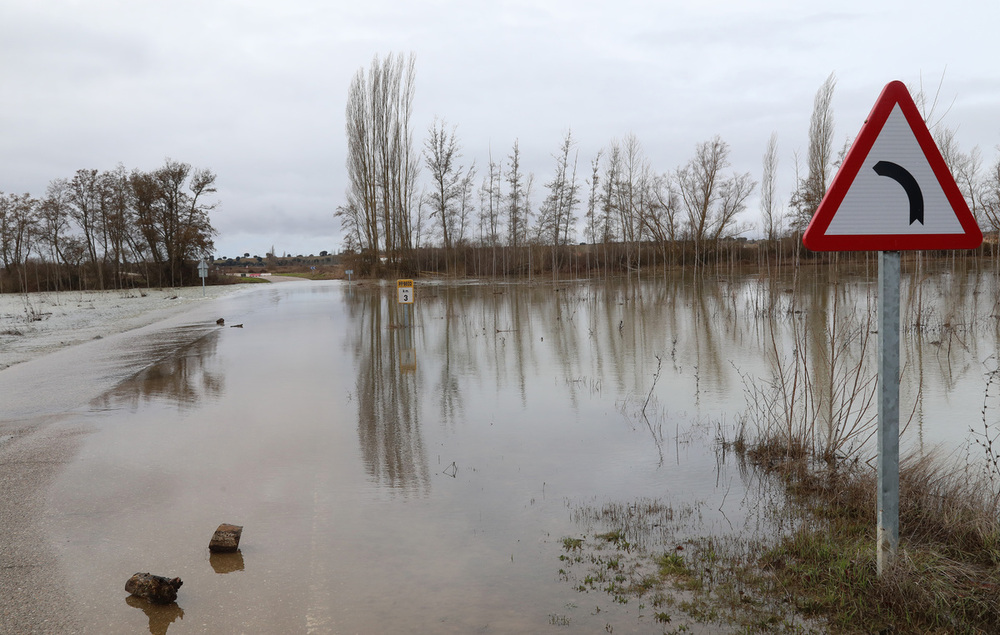 Permanece cortada por inundación una carretera de Valladolid