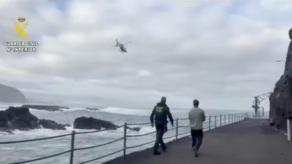 La Guardia Civil durante la búsqueda de la mujer desaparecida en la costa de Tenerife.