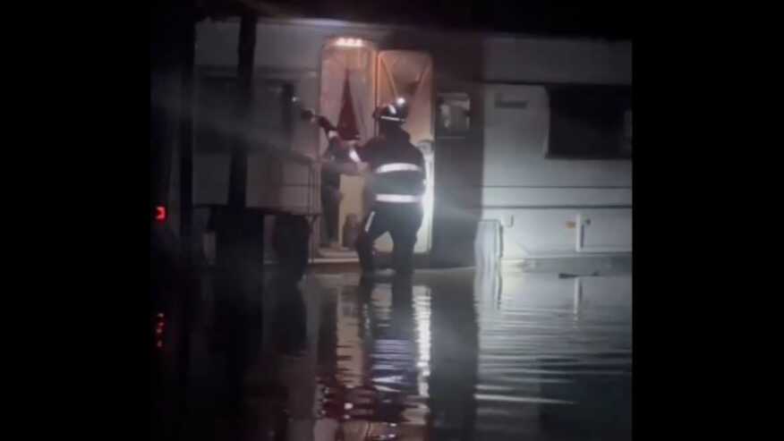 Evacúan un camping en Isla Cristina tras quedar inundado por las lluvias