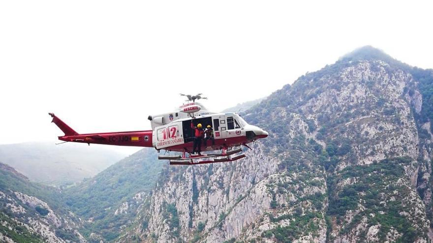 Evacuado en estado grave un senderista vizcaino de 72 años tras ser mordido por una víbora en Cantabria