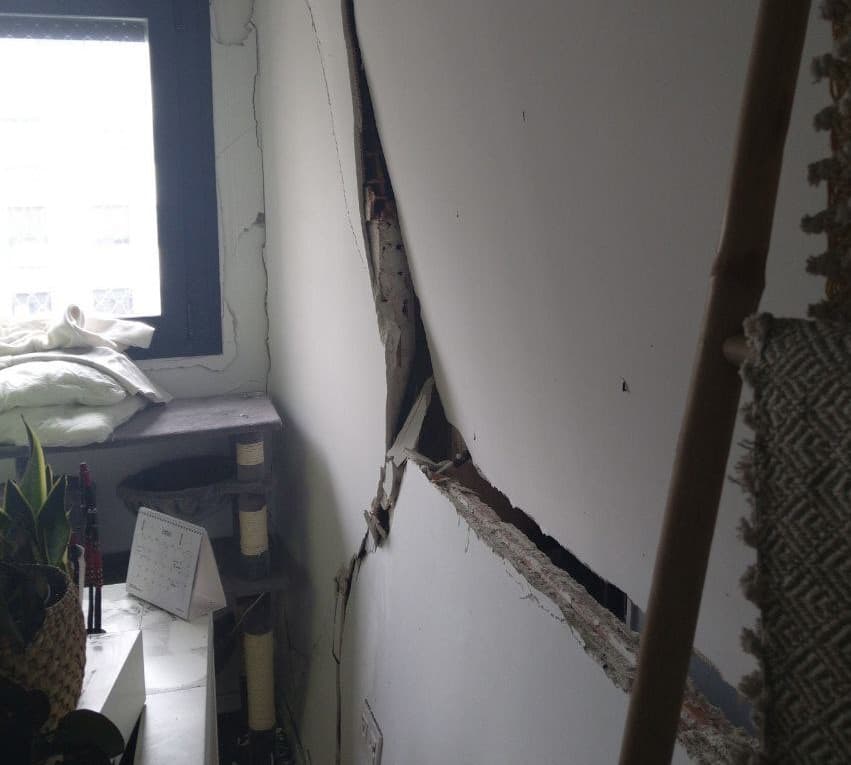 La explosión de unas baterías daña gravemente el muro de una vivienda en Rivas
