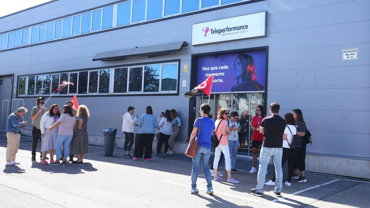 Imagen de archivo: un grupo de trabajadores a las puertas de la sede de Teleperformance en Ponferrada.