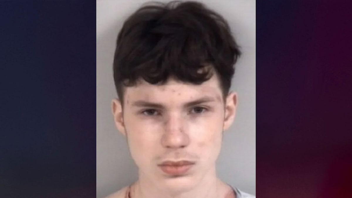 Fayetteville: Adolescente de 17 años enfrenta cargos de asesinato tras la muerte de su madre en un apuñalamiento
