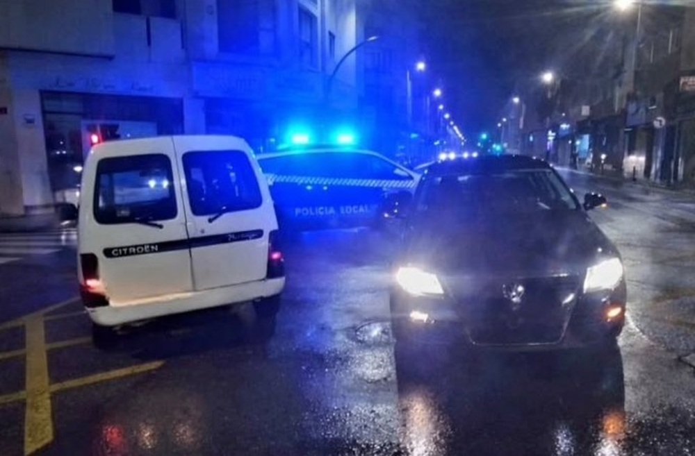 Chocan dos vehículos en el cruce de Cuatro Caminos