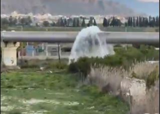 Una fuga en los tubos del trasvase en Orihuela provoca un vertido de agua tras las lluvias y el viento