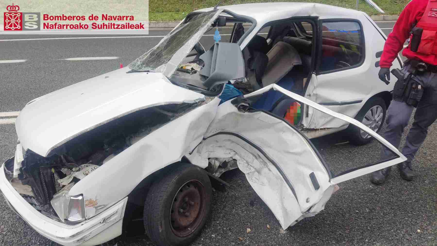 Grave un hombre de 42 años tras un brutal choque entre dos vehículos en la N-121-A