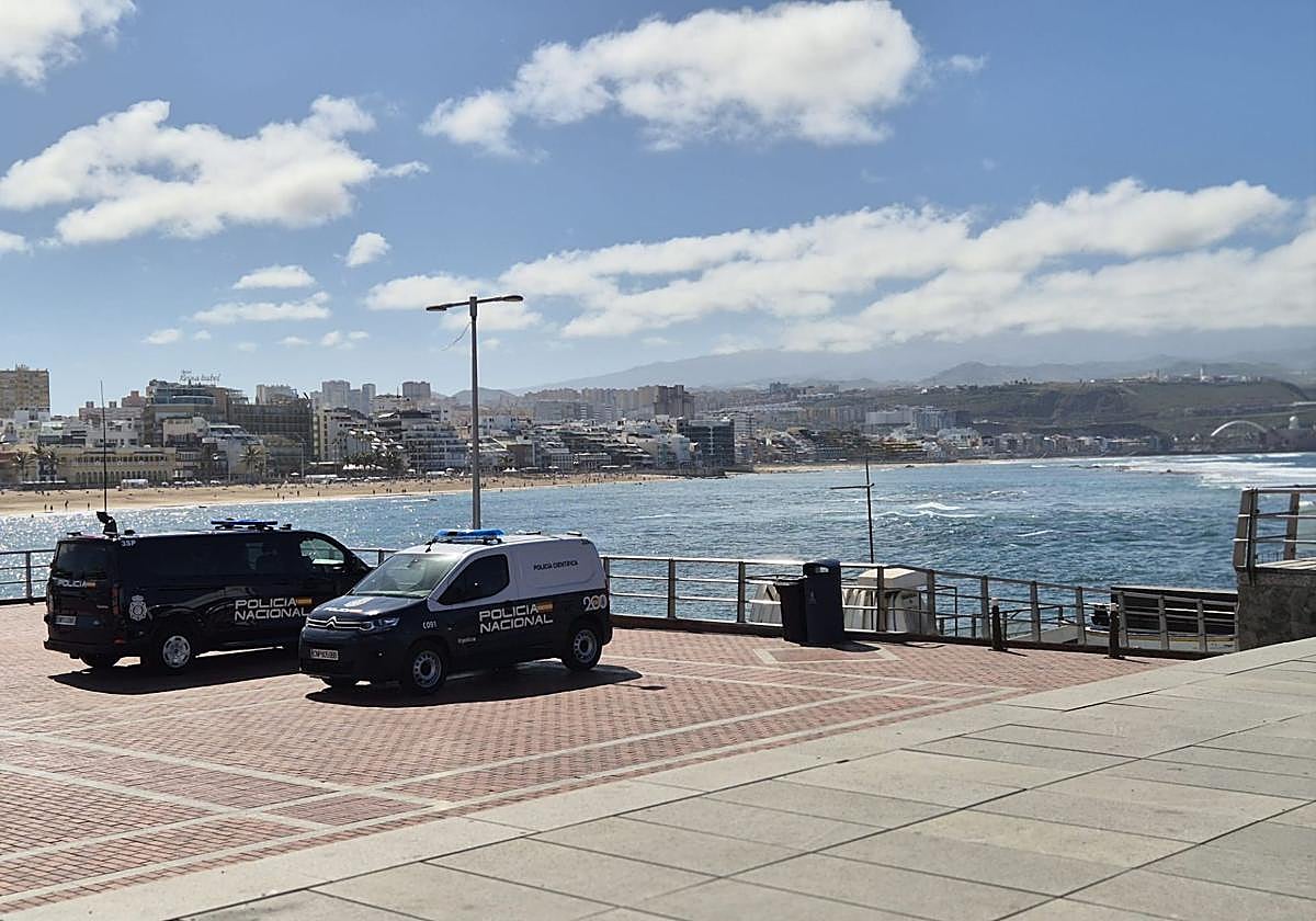 Hallado muerto un hombre con un fuerte golpe en la cabeza en Las Canteras, en la zona de La Puntilla