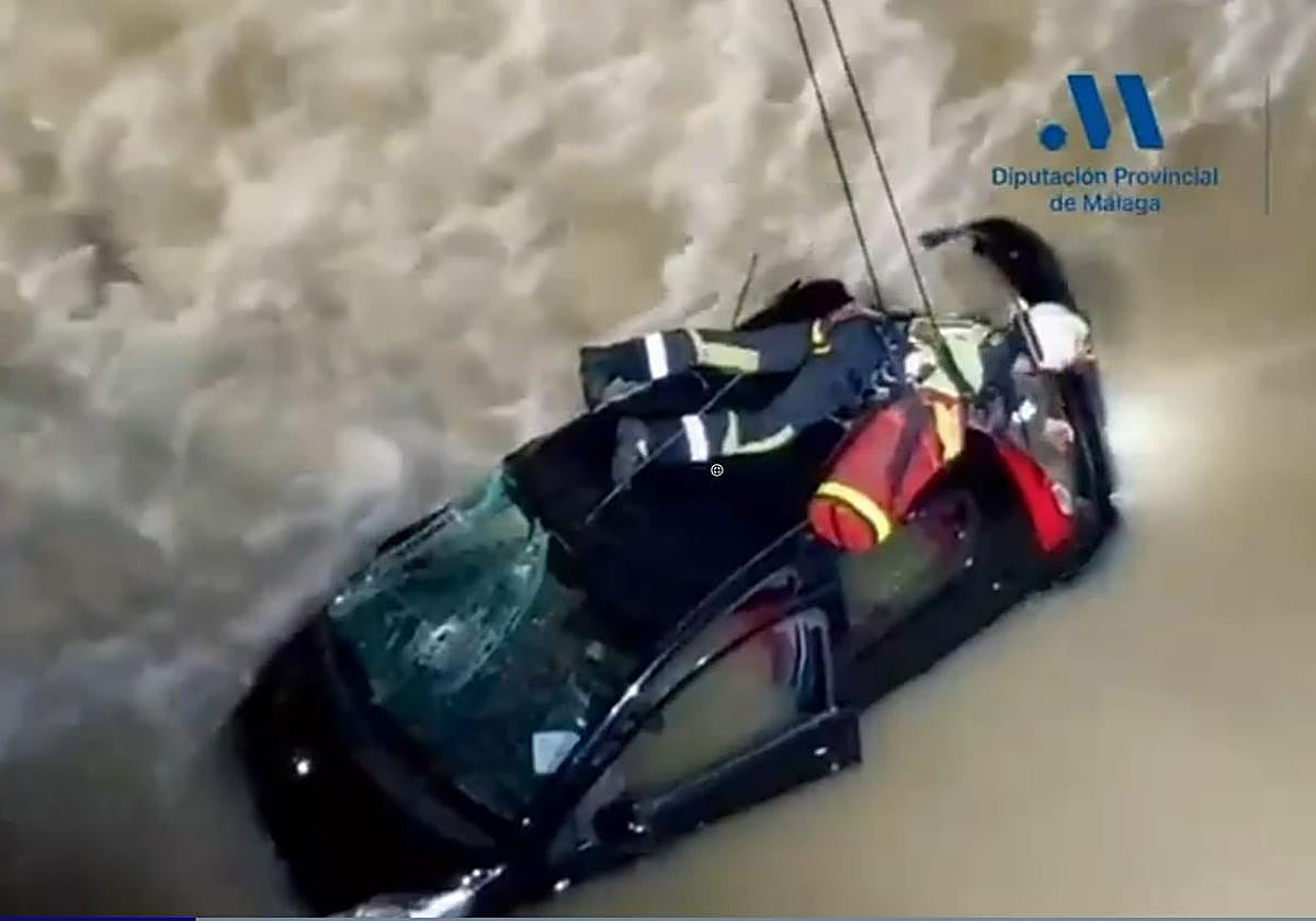 Heroico rescate en Álora: Bomberos salvan a conductor tras caer al río Guadalhorce tras un accidente
