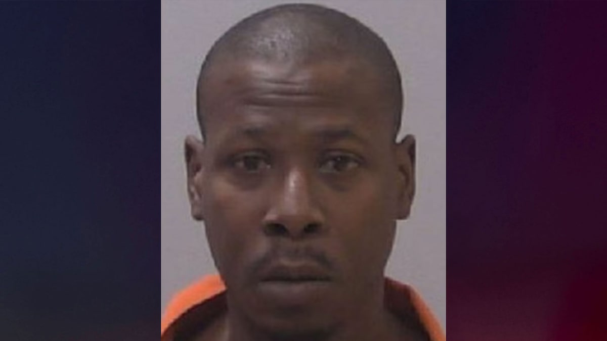 Hombre acusado de doble homicidio en Kalamazoo tras hallazgo de cuerpos en un cobertizo