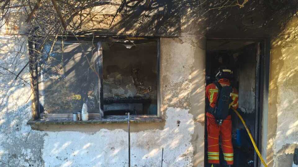 Un hombre de 37 años, evacuado al hospital tras un incendio en Valverde del Camino