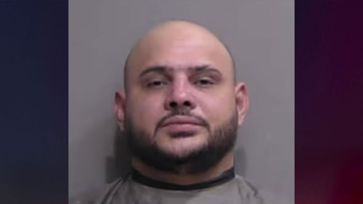 Hombre roba $4,000 en carne de supermercados, pero la desecha tras encontrar a su novia cocinando con otro hombre