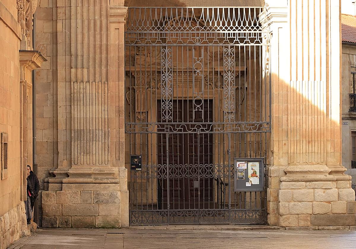 Pillado un varón de madrugada en Salamanca pintando un pene en la fachada de una iglesia del siglo XVII