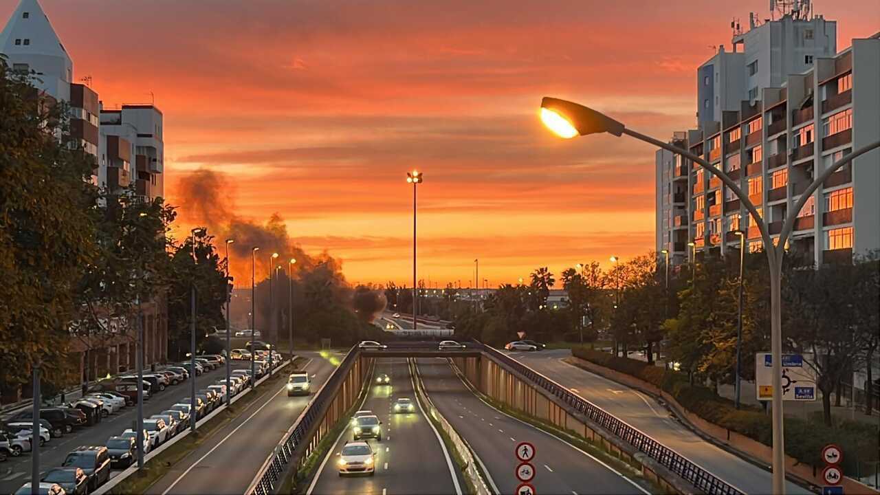 Susto en Huelva por un incendio en una rotonda de la avenida Costa de la Luz