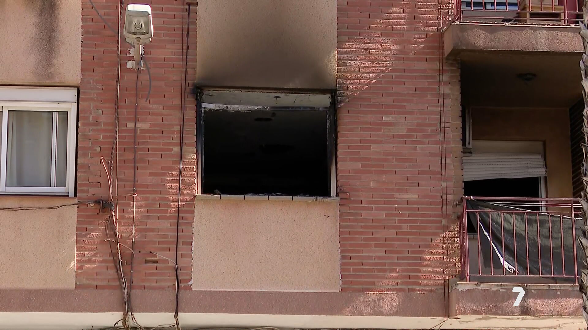 Los bomberos rescatan a 8 personas tras el incendio de una vivienda en Alguazas