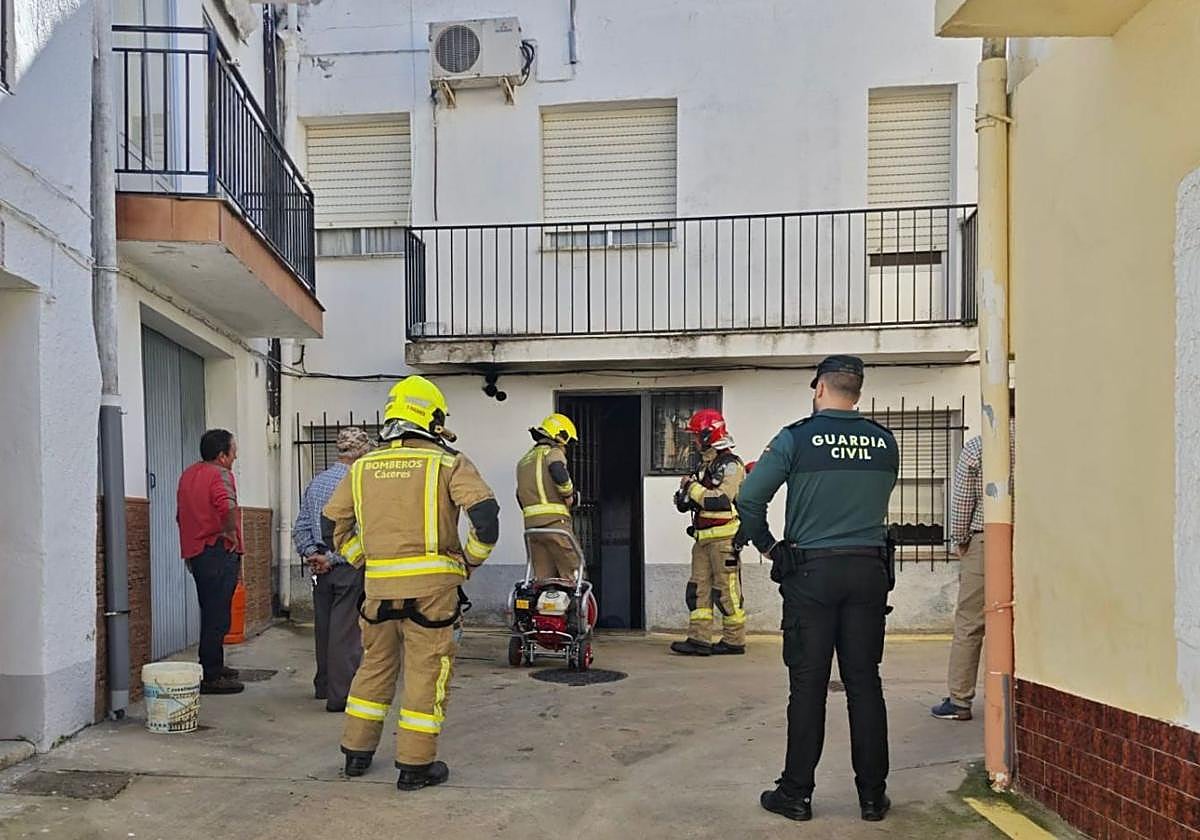 Una sartén encendida origina un incendio que causa daños en una vivienda de Logrosán