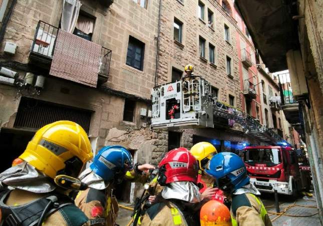 Incendio en Manresa: Dos heridos y vecinos evacuados por las llamas en un bloque de pisos del centro