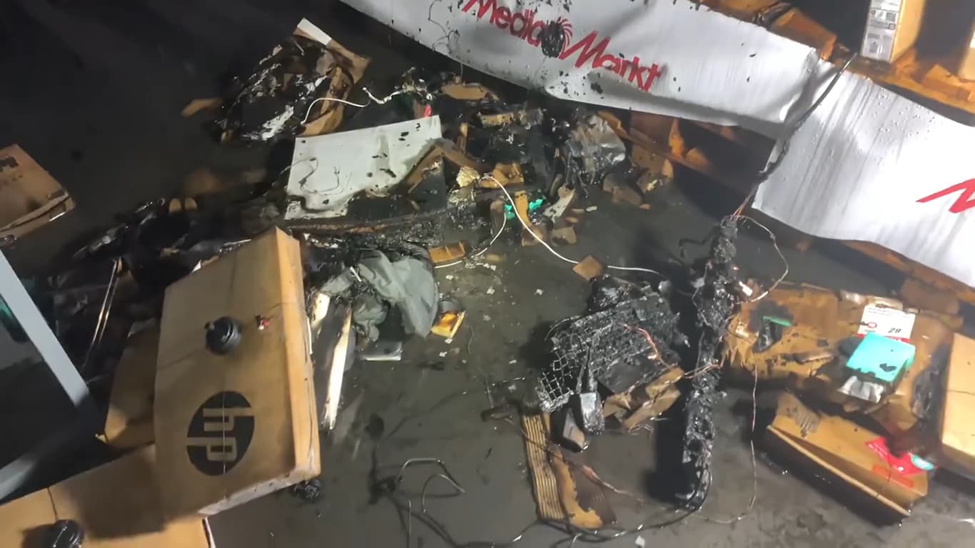 Incendio en MediaMarkt de Alcorcón controlado por bomberos en una noche complicada