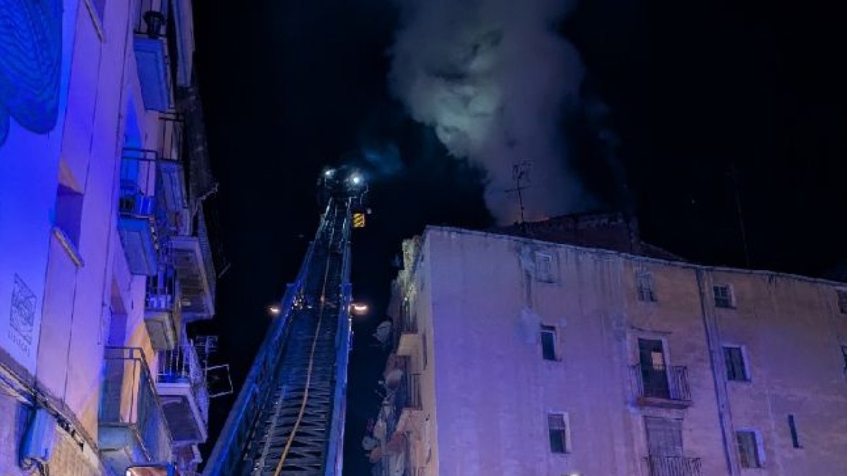 Incendio en buhardilla de edificio en Lleida moviliza a siete dotaciones de Bombers de la Generalitat