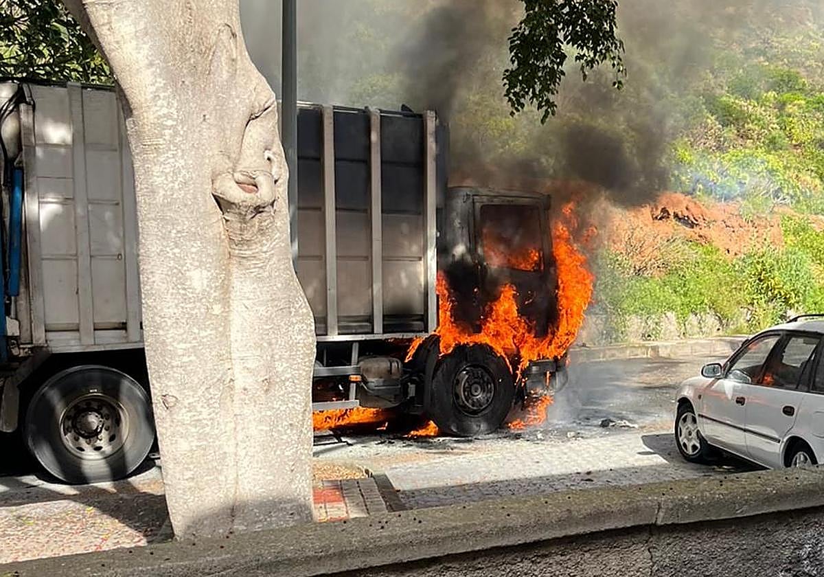 Susto en Las Palmas de Gran Canaria: un camión de basura arde en plena calle