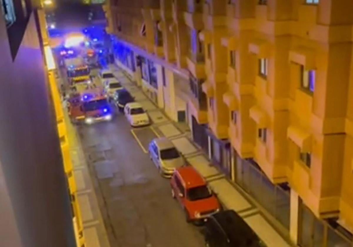 Los bomberos intervienen en un incendio en la calle Doña Pura Bascarán de Las Las Palmas de Gran Canaria