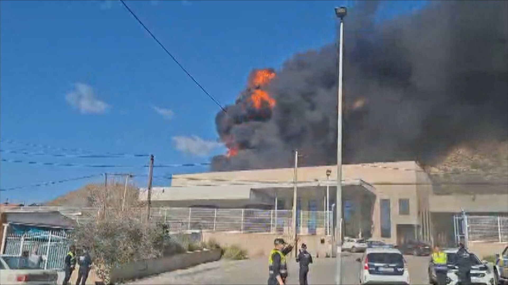 Los bomberos trabajan en la extinción de un incendio de una empresa de transportes situada entre Murcia y Santomera
