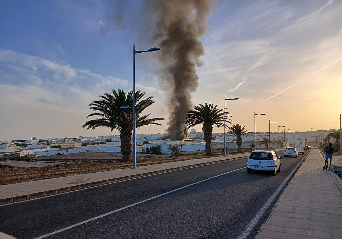 Incendio en nave industrial de Arrecife afecta a Lanzarote Bus: al menos 10 guaguas en llamas