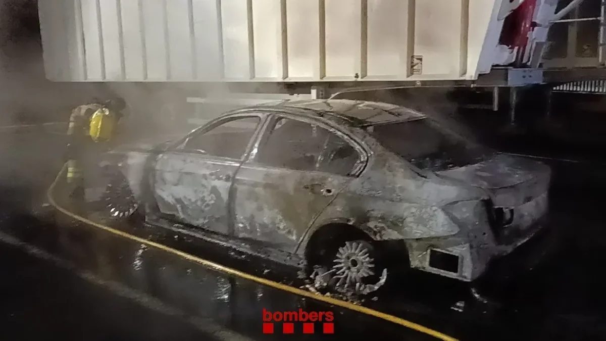 Arde un coche en el polígono Campllong de Balaguer
