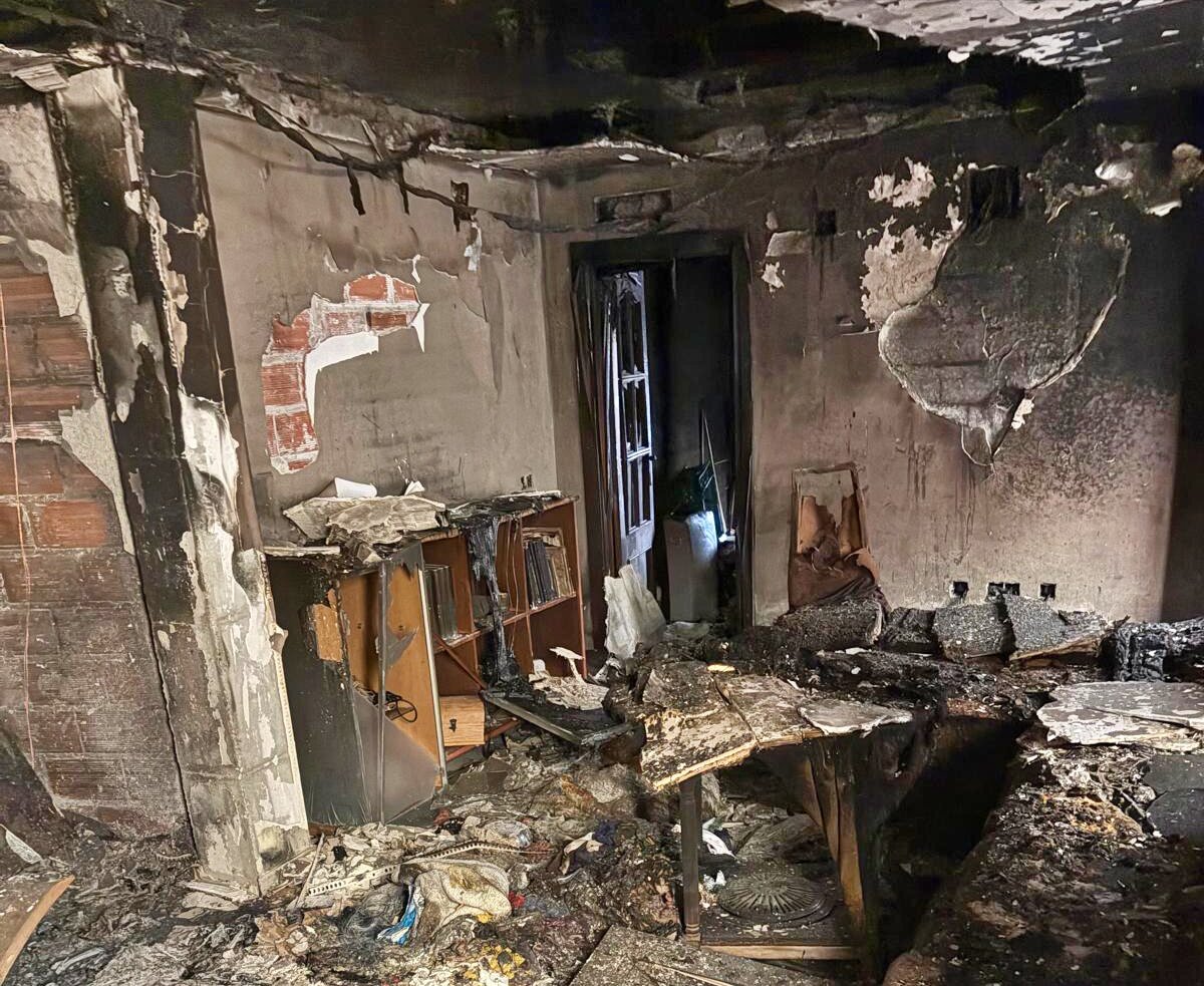 Incendio en una casa de tres plantas provoca importantes daños materiales pero sin afectar la estructura, según Bomberos