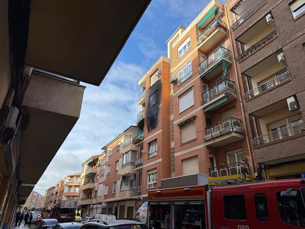 Los bomberos sofocan un incendio en una vivienda