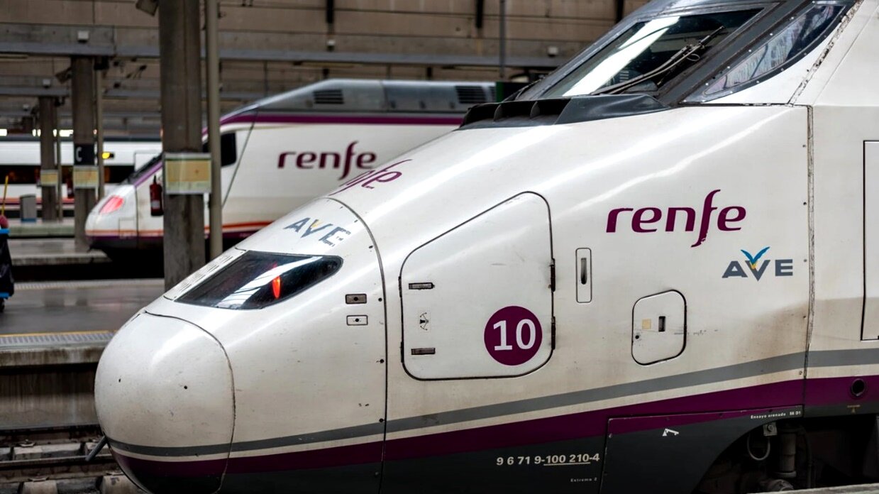 Un tren sufre una parada en Adamuz el día de la reapertura de la línea de alta velocidad