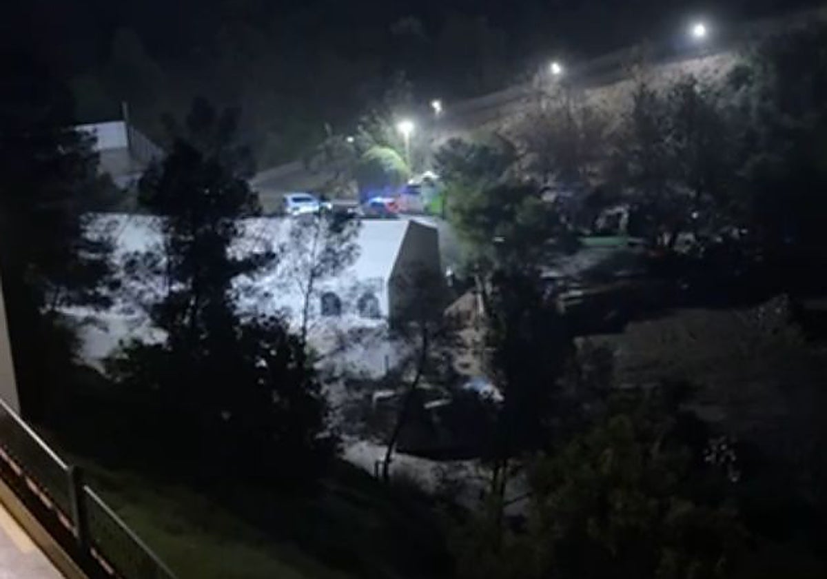 Intenso operativo de búsqueda en Sayalonga tras la desaparición de una mujer que se lanzó al río Turvilla para rescatar a su perro