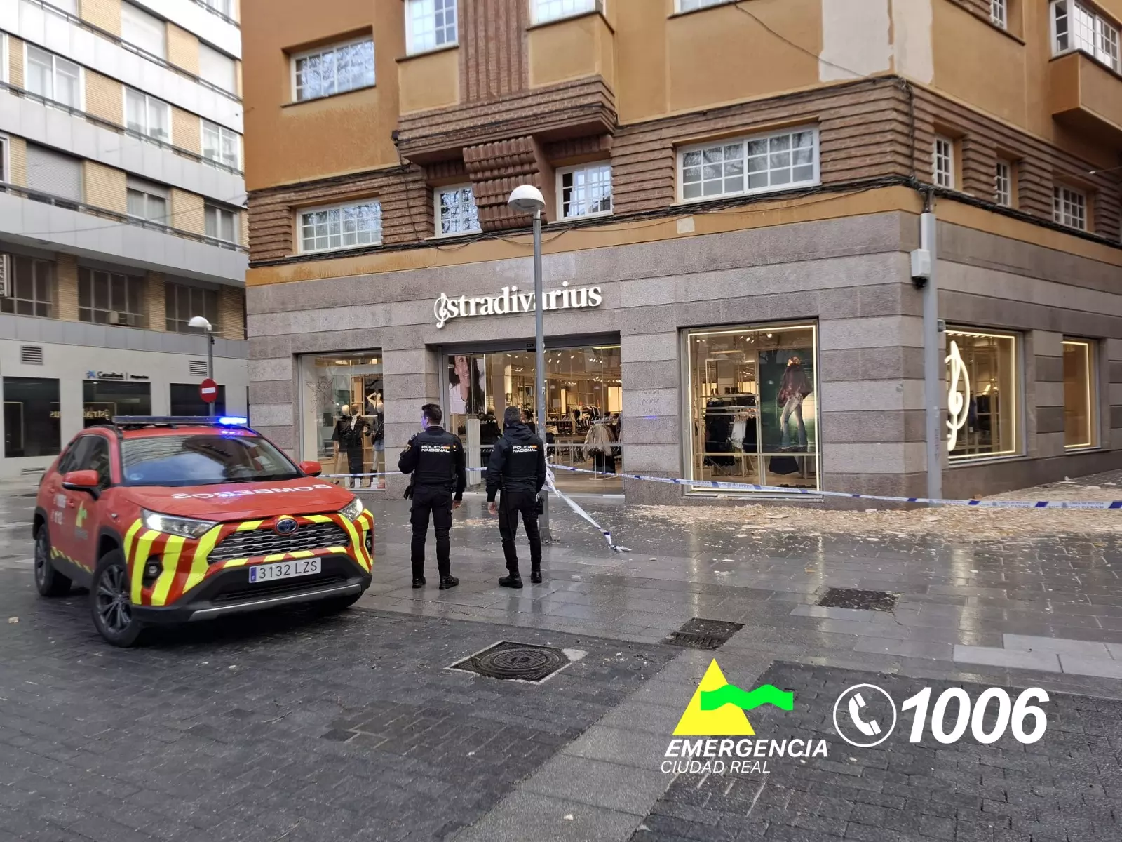 Intervienen bomberos en Ciudad Real por caída de enlucido en edificio durante fuerte temporal de lluvia y viento