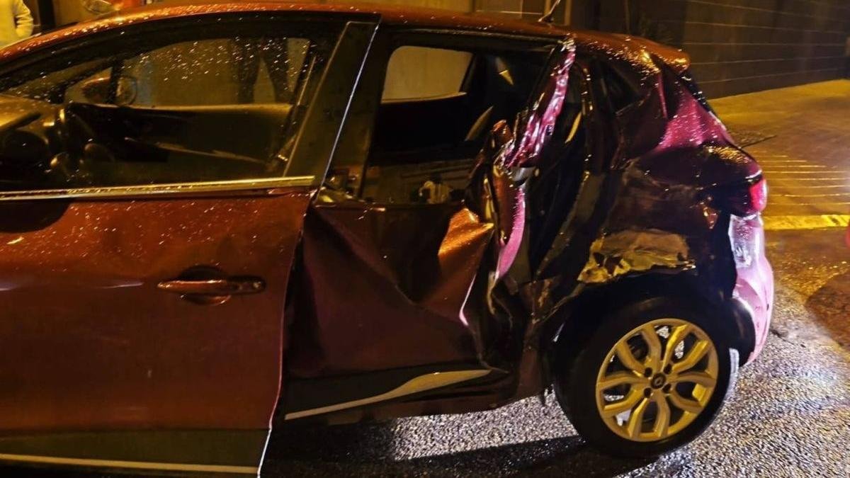 Buscan al chófer de una camioneta fugada tras un choque en Balaguer